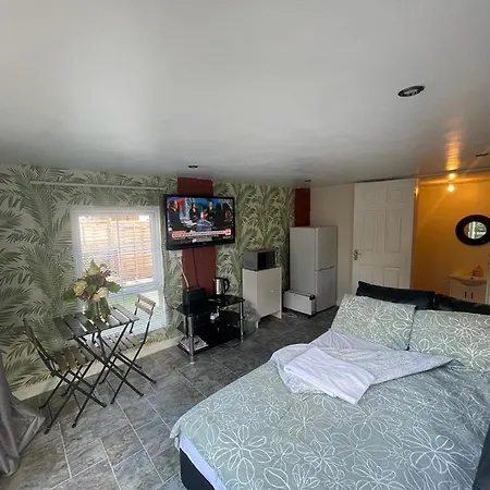 Ensuite Studio Бристоль